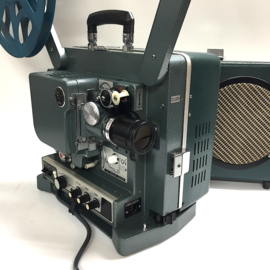 Nr.8809 - Eiki ST-M serie in perfecte staat voor 16mm films met geluid (optisch en magnetisch) , Eiki lens met zoomconverter, halogeenlamp, projector heeft service beurt gehad, word geleverd met spieker/ deksel