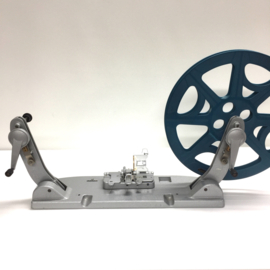 Nr.8841 -- zeer mooie Siemens 16mm. omspoeler voor 600 meter spoelen met orginele Siemens plakpers geheel van alminium,makkelijk opbergen is inklapbaar,geschikt voor 600m. spoelen 16mm, heeft service beurt gehad en werkt prima