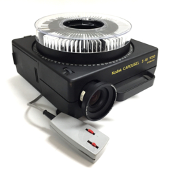 Nr.8778 - Kodak Carousel S-AV 1050 voor kleinbeeld dia's (5x5 cm)  halogeenlamp: 24V 250W, met Kodak Ektapro 36mm  lens, voor groot beeld op korte afstand, incl.afstandsbediening/ diacarousell voor 80 dia's heeft service beurt gehad en is in goede staat