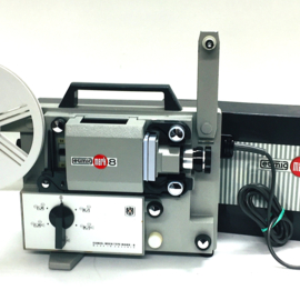 Nr.8864 - mooie zware Eumig Mark 8 voor Standaard en Super 8mm films zonder geluid handmatig omzetten, heeft 100W.losse halogeenlamp projector heeft  interne spiegel Spoelcapaciteit: 120 m. heeft service/revisiebeurt gehad, afdekkap en werkt goed