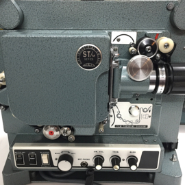 Nr.8809 - Eiki ST-M serie in perfecte staat voor 16mm films met geluid (optisch en magnetisch) , Eiki lens met zoomconverter, halogeenlamp, projector heeft service beurt gehad, word geleverd met spieker/ deksel