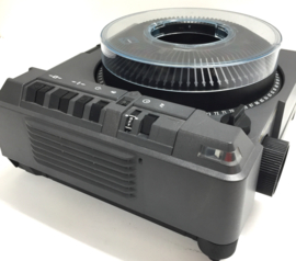 Nr.8788 - KODAK 5020 prof. kleinbeeld (5x5cm) carousel projector met dubbele 2x 82V-300 watt halogeenlamp,schneider kreuznach 100mm lens, timer, afstandsbediening,autofocus,vele mogelijkheden,  een later model, heeft service beurt gehad en werkt prima