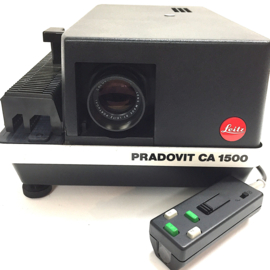 Nr.8779 --  Leitz pradovit CA1500 Prof. kleinbeeld dia projector (5x5cm) metalen uitvoering,  Leitz colorplan 2.5/90 lens, autm.scherpstelling, halogeenlamp 150W. incl.diaslede en afstandsbediening, projector heeft service beurt gehad en is in nieuwstaat