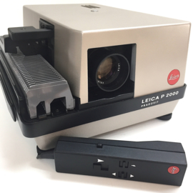 Nr.8792 -- Leica P2000 professionele kleinbeeld (5x5) diaprojector met Leitz Colorplan-P 1:2.5/90mm  met zware 250Watt halogeenlamp, afstandsbediening, handleiding en orginele koffer van leitz,heeft service beurt gehad en is als nieuw