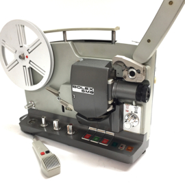 Nr.8723 --Paillard Bolex SM8 -  nieuw model voor super 8 films met en zonder geluid, met zoomlens Isco Gottingen 16.5/30mm 1.3 lens, Halogeenlamp 100w zeer stevige metalen projector, heeft service beurt gehad en werkt prima