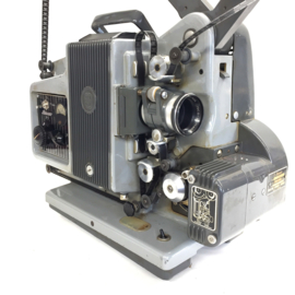 Nr.9122 -- in orginele staat verkerende Bauer P5 (  1955-1965) voor films zonder geluid met Isco Gottingen 50mm lens, tot 750 Watt lamp, gewoon 220V. met geluidskop, zonder versterker, projector heeft service beurt gehad, nieuwe snaren/condensators