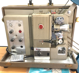 Nr.8763 - Kodak Pageant Sound Projector 1990 - Gold/Brown (MK5)magnetische OPNAME/ weergave,optisch geluid,10W buizenversterker,werkt prima ook opname alles getest met film , incl.deksel met spieker, reservelamp,microfoon, handleiding,alles werkt prima