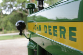 A0183 --16mm-- John Deere promotiefilmpje over veldhakselaars getrokken door de tractor 3120, zeer interesant filmpje kleur Nederlands gesproken speelduur 10 minuten
