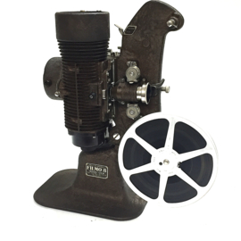 Nr.8870 -- prachtige donker bruine Bell & Howell Filmo 8 type 122B uit 1935 in werkende orginele staat(110V) voor standaard 8mm films, met orginele koffer  en handleiding, ziet er prima uit