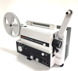 Nr.8254 -- Eumig Mark S 810  Lux voor super 8 mm film met of zonder geluid ,extra licht sterke lens: Eumig Suprogon Zoom f : 1.2 F : 12,5-25 mm lamp : 100 W , 12 V , EFP reel capaciteit : 180 m. versterker output: 2-6 W,  heeft service beurt gehad en werk