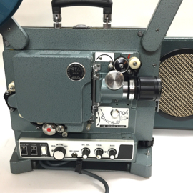 Nr.8809 - Eiki ST-M serie in perfecte staat voor 16mm films met geluid (optisch en magnetisch) , Eiki lens met zoomconverter, halogeenlamp, projector heeft service beurt gehad, word geleverd met spieker/ deksel