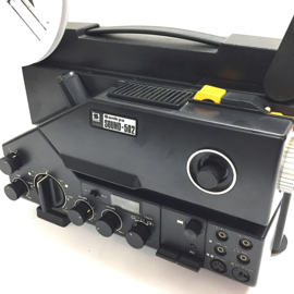Nr.8709 -- Sankyo Sound 502 voor super 8 mm films met of zonder geluid, 180m.spoelen, halogeenlamp,  zoomlens, vele mogelijkheden, gelijkstroommotor heeft service beurt gehad en werkt prima