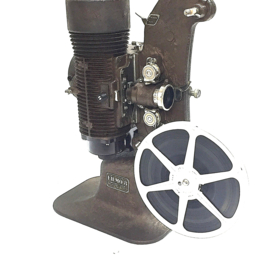 Nr.8870 -- prachtige donker bruine Bell & Howell Filmo 8 type 122B uit 1935 in werkende orginele staat(110V) voor standaard 8mm films, met orginele koffer  en handleiding, ziet er prima uit