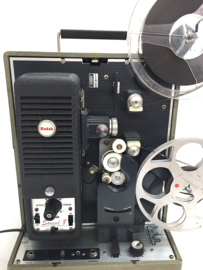 Nr.8736  -- standaard 8 geluid KODAK Sound 8 projector voor Dubbel/Normaal 8 films uit 1962, de projector is werkend, voor films met en zonder geluid, projector is getest met film en werkt naar behoren, deksel is niet aanwezig, zeldzame projector uit 1962