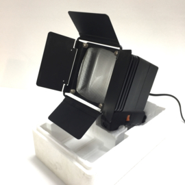 Reflecta XM 12 --  foto & film spot met matglas voor spreiding licht,mooi licht voor fotografie  en film 4 lichtkleppen, met ventilator voor langdurig gebruik, met sterke halogeenlamp 220V-1000W , nieuw in doos