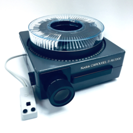 Nr.8692 -KODAK Carousel S-AV 2000 zware projector voor kleinbeeld dia's (5x5cm) met Kodak 150mm lens ,halogeenlamp 24V-250W. compleet met afstands bediening en tas, heeft service beurt gehad en is in goede staat