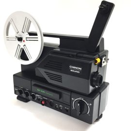 Nr.8707 -- Chinon Sound SP-330 voor Super 8 films met of zonder geluid,  halogeenlamp: 12V, 100W,  EFP , 180 meter spoelen, zoomlens, gelijkstroommotor, heeft service beurt gehad en werkt prima