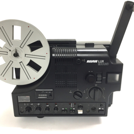 Nr.8859 -Revue Lux 2 Sound (Chinon Sound 9500) voor super 8 mm films met of zonder geluid, 150W halogeenlamp opt/mag.geluid, 180m. spoelen zeer uitgebreide projector, heeft service/revisie beurt gehad en werkt prima