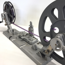 Nr.9129--mooie Siemens 16mm. omspoeler voor 250 meter spoelen met orginele Siemens plakpers geheel van alminium,makkelijk opbergen is inklapbaar,geschikt voor 250m. spoelen 16mm, heeft service beurt gehad en werkt prima