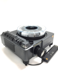 Nr.8784 -- KODAK ektapro 5000 prof. kleinbeeld (5x5cm) carousel projector met dubbele 2x 82V-300 watt halogeenlamp,150mm Kodak Retinar lens, timer, afstandsbediening,  autofocus, vele mogelijkheden etc. heeft service beurt gehad en werkt goed