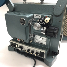 Nr.8809 - Eiki ST-M serie in perfecte staat voor 16mm films met geluid (optisch en magnetisch) , Eiki lens met zoomconverter, halogeenlamp, projector heeft service beurt gehad, word geleverd met spieker/ deksel