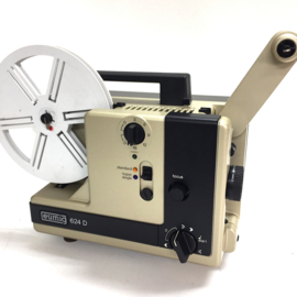 Nr.8715 --Eumig 624 D GOLD voor Dubbel 8 mm en Super/Single 8 mm film,met halogeenlamp 12V-100W.,Projectie snelheid: 0, 3, 6, 9, 12, 18 fps film invoer: automatisch , nieuw model, heeft service beurt gehad en is in uitstekende staat