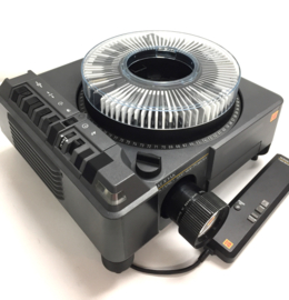 Nr.8784 -- KODAK ektapro 5000 prof. kleinbeeld (5x5cm) carousel projector met dubbele 2x 82V-300 watt halogeenlamp,150mm Kodak Retinar lens, timer, afstandsbediening,  autofocus, vele mogelijkheden etc. heeft service beurt gehad en werkt goed
