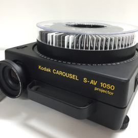 Nr.8778 - Kodak Carousel S-AV 1050 voor kleinbeeld dia's (5x5 cm)  halogeenlamp: 24V 250W, met Kodak Ektapro 36mm  lens, voor groot beeld op korte afstand, incl.afstandsbediening/ diacarousell voor 80 dia's heeft service beurt gehad en is in goede staat