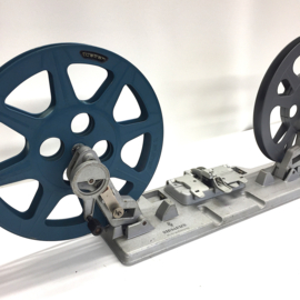 Nr.8894 -- Siemens 16mm. omspoeler voor 250 meter spoelen met  orginele Siemens plakpers geheel van alminium,makkelijk opbergen is inklapbaar,geschikt voor max. 250 meter. spoelen 16mm, heeft service beurt gehad en werkt prima