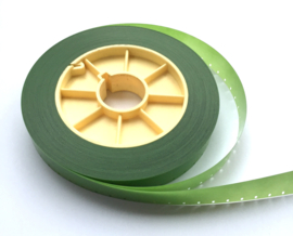 W82 -- Groene aanloop film met 1 zijde perforatie, lengte ca.30 meter op kern, dikte is gelijk aan gewone 16mm films