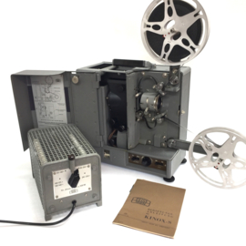 Draagbare Zeiss Ikon -- Model Kinox uit 1939 voor 16mm silent film met Maltezer kruis, lamp 500W geheel compleet met spoel,trafo en handleiding, projector werkt prima een zeer zeldzame projector weegt 11 kg form 30x30x17cm voor de echte verzamelaar