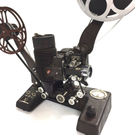 Nr.8800 -- 16mm -- Bell & Howell Showmaster Filmo model 129 uit 1940 silent projector voor 16mm films, geschikt voor grote spoelen, in orginele staat met orginele lamp, de projector werkt prima 110 volt
