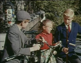 Nr.2221 --16mm-- Hunted in Holland (1960) :  Klopjacht in Holland, Filming locations  Amsterdam 1961 , Eastman color, Nederlands gesproken speelduur 61 minuten compleet op 2 spoelen en in doos
