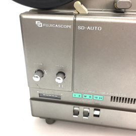Nr.8720 -- Fujica Fujicascope SD -Auto voor Super 8mm films met en zonder geluid, Halogeenlamp, bediening met relais gestuurde tiptoetsen, projector heeft service beurt gehad en werkt goed