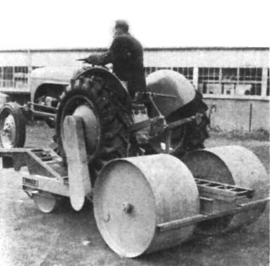 A0197 --16mm-- The Tractamount Roller (1953)promotiefilmpje van Massey Ferguson uit de jaren '50 zwartwit Engels gesproken speelduur 9 minuten in goede staat met begin/end titels op spoel en in doos