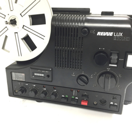 Nr.8860 -Revue Lux 2 Sound (is gelijk aan Chinon Sound 9500) voor super 8 mm films met of zonder geluid, 150W halogeenlamp opt/mag.geluid, 180m. spoelen, zeer uitgebreide projector, heeft service/revisie beurt gehad en werkt zeer goed