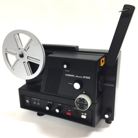 Nr.8708 -- Chinon Sound 6100  voor Super 8 mm films met of zonder geluid,heeft gelijkstroom motor geschikt voor 180m. spoelen,halogeenlamp, zoomlens, heeft service beurt gehad en werkt prima