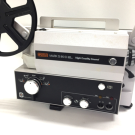 Nr.8694 -- 2 formaten geluidsprojector de Eumig Mark S 810 D high Quality Sound voor dubbel 8 mm  en super 8 mm films MET GELUID, 100W halogeenlamp, zoomlens, 180 m.spoelen,heeft service beurt gehad en is in nieuwstaat