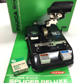 Professionele Fujica film splicer de luxe, in orginele doos met handleiding en een rol tape voor 100 lassen, voor super/single 8 films