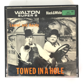 Nr.7313 --super 8 sound -- Waltonfilm  Laurel en Hardy in  Towed in a Hole,  zwartwit van 120 meter Engels gesproken zit in orginele doos