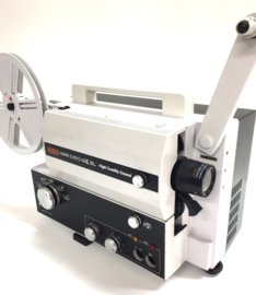 Nr.8254 -- Eumig Mark S 810  Lux voor alleen Super 8 mm film met of zonder geluid ,licht sterke lens: Eumig Suprogon Zoom f : 1.2 F : 12,5-25 mm lamp : 100 W , 12 V , EFP reel capaciteit : 180 m. versterker: 2-6 W,  heeft service beurt gehad en werk prima