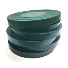 Mooie filmopberg dozen kleuren groen , grijs of zwart voor 1 akte 35mm doorsnee 37.5 cm, hoogte 4 cm. geschikt voor 2 spoelen 16mm x 550 meter 16mm, deze dozen zijn in nieuwstaat , per doos