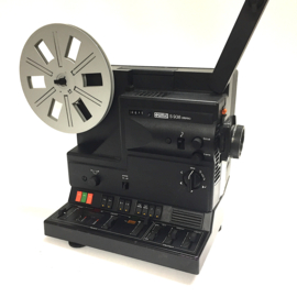 Nr.8849 -- Eumig S938 STEREO Sound, voor super 8 films met en zonder geluid,zware 150W halogeenlamp, spoelen tot 180m. 2x 20W.versterker, heeft service/revisie beurt gehad, mist klein stukje van knopje hoge tonen maar verder prima bedienbaar, werkt prima