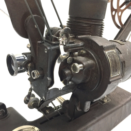 Nr.8800 -- 16mm -- Bell & Howell Showmaster Filmo model 129 uit 1940 silent projector voor 16mm films, geschikt voor grote spoelen, in orginele staat met orginele lamp, de projector werkt prima 110 volt