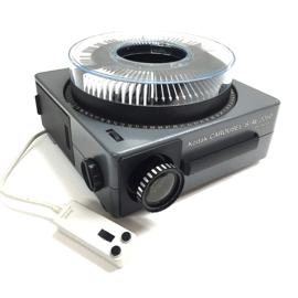 Nr.88705 - mooie KODAK Carousel S-AV 2050 zware projector voor kleinbeeld dia's (5x5cm) met Kodak vario Retinar zoomlens 70 - 120mm  lens ,halogeenlamp 24V-250W.met afstands bediening en carousel , heeft service beurt gehad en is in prima staat