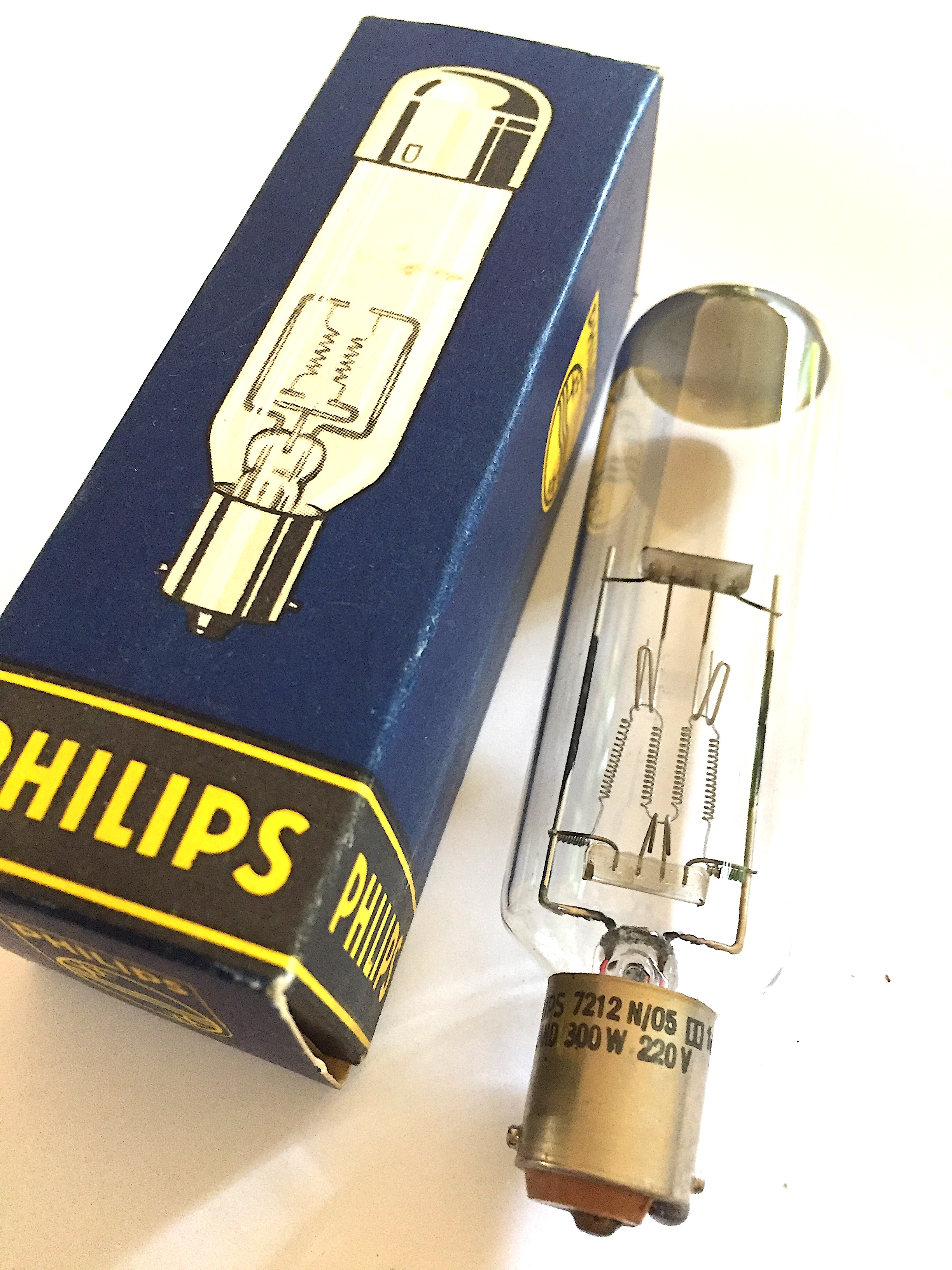 Nr. A048 Philips projectielamp lamp 220v, 200W  bajonet klein 7212 N/05