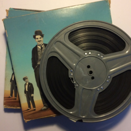 Nr.1209 -- 9,5 mm speelfim  --  Charlie Chaplin in het theater zwartwit silent zit op 2 spoelen van ca.120 meter in de orginele dozen van Film Office