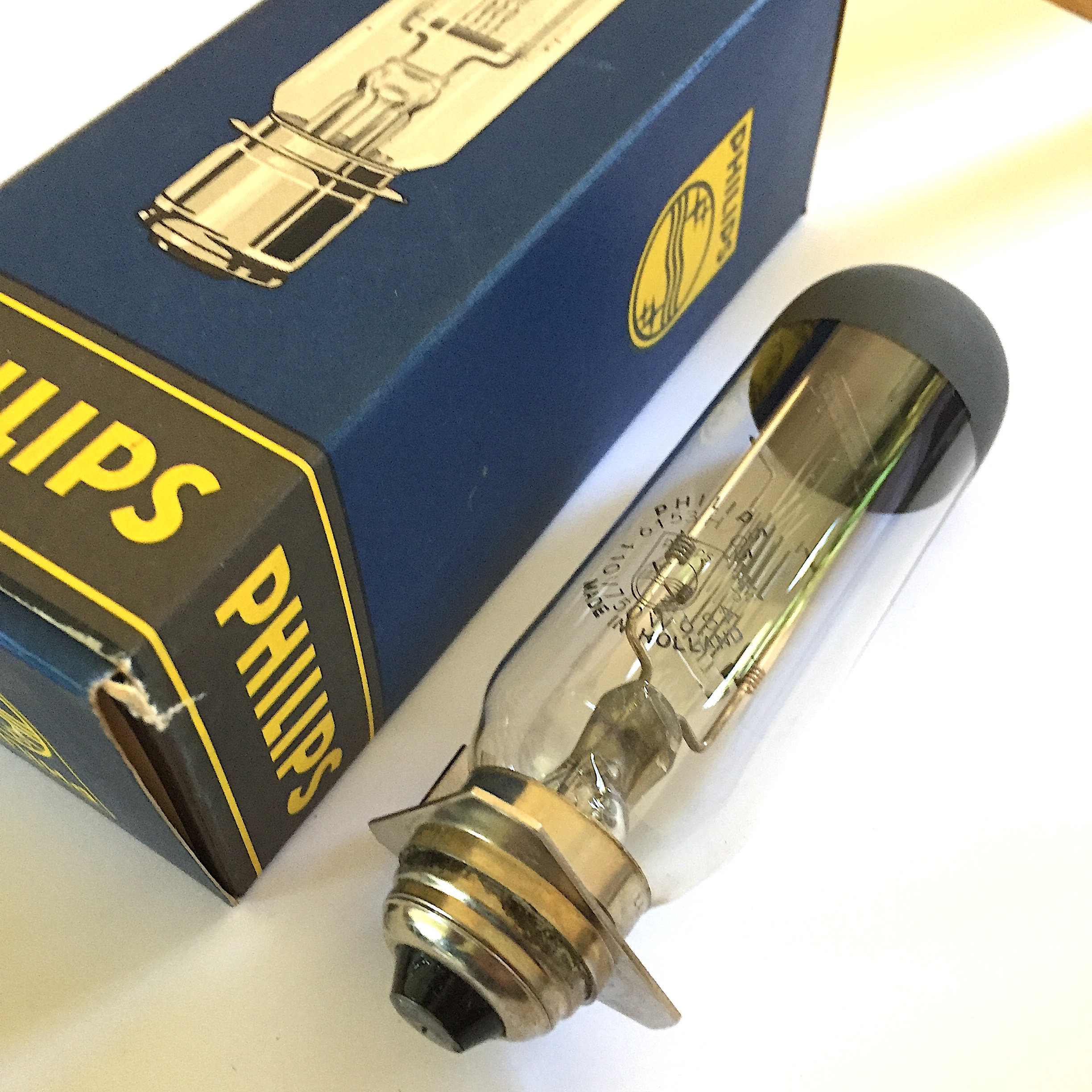 Nr. A107 -- Philips projectielamp 110 volt - 750 watt P46S //6153H/05 c8 made in holland