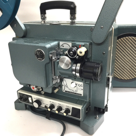 Nr.8809 - Eiki ST-M serie in perfecte staat voor 16mm films met geluid (optisch en magnetisch) , Eiki lens met zoomconverter, halogeenlamp, projector heeft service beurt gehad, word geleverd met spieker/ deksel