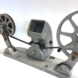 Zeiss Ikon 16mm filmviewer , mooi scherp beeld , is klein en compact, geheel inklapbaar zie foto's, met omspoelers van Siemens geschikt voor 500 meter spoelen, heeft service beurt gehad en werkt goed